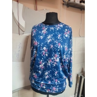 Wzorzysta bluzka Oversize z lejącego materiału - pudrowe kwiatuszki